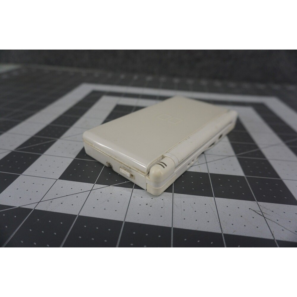Nintendo DS Lite Handheld Console - Polar White With Stylus And Charger - Picture 5 of 10